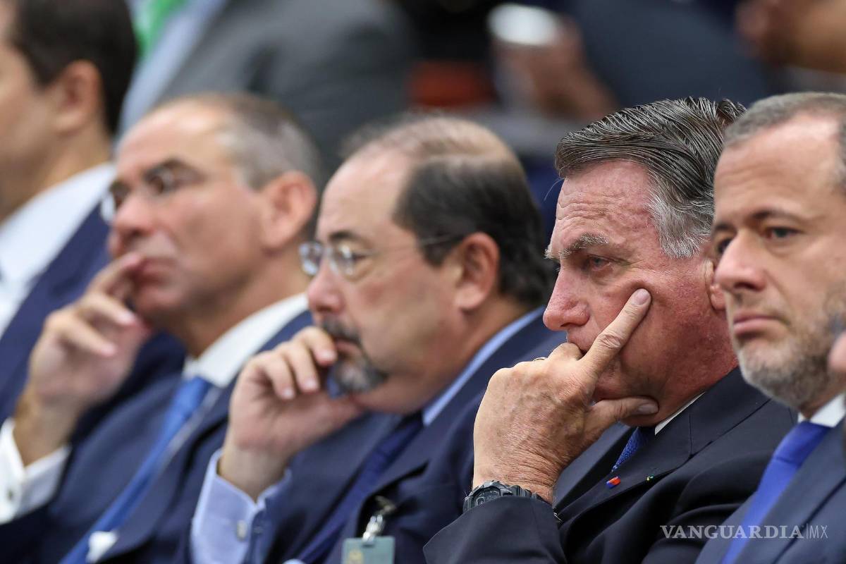 $!Jair Bolsonaro (2 d) durante la primera audiencia en Brasilia, Brasil.