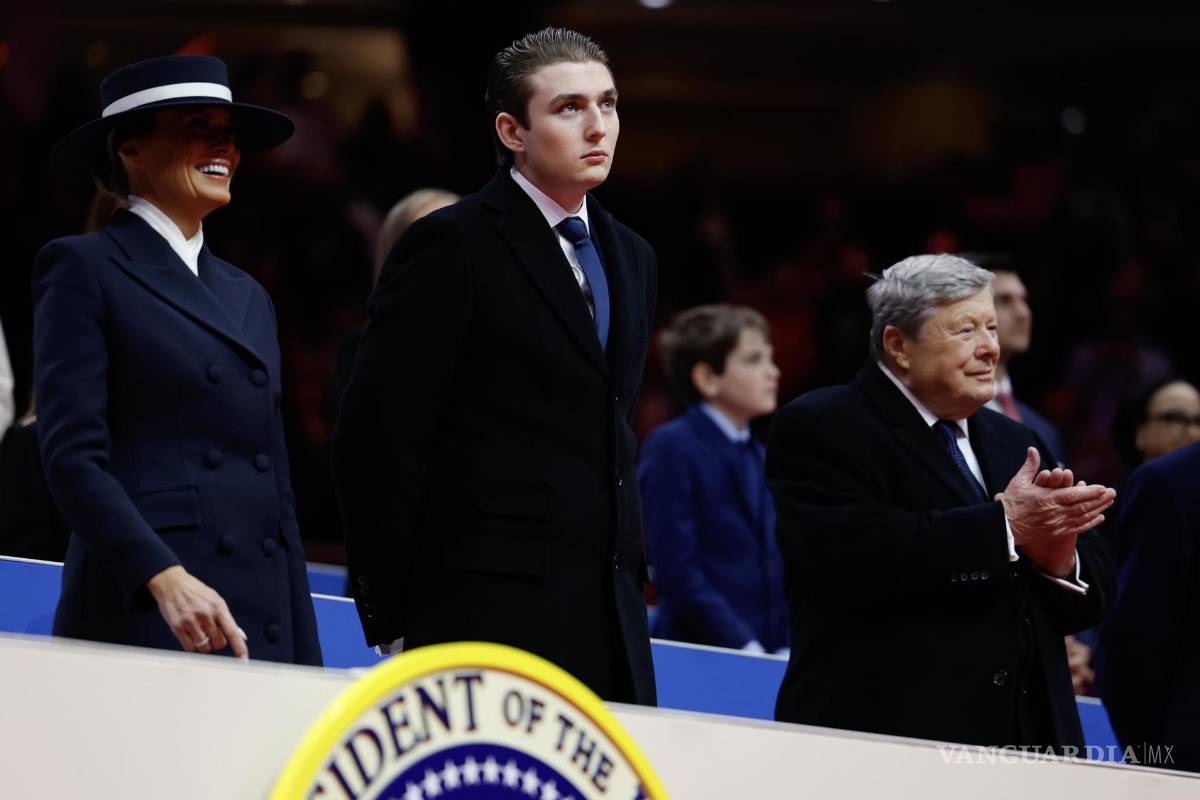 $!Barron Trump sobresalió entre la élite presente en la toma de posesión de su padre.
