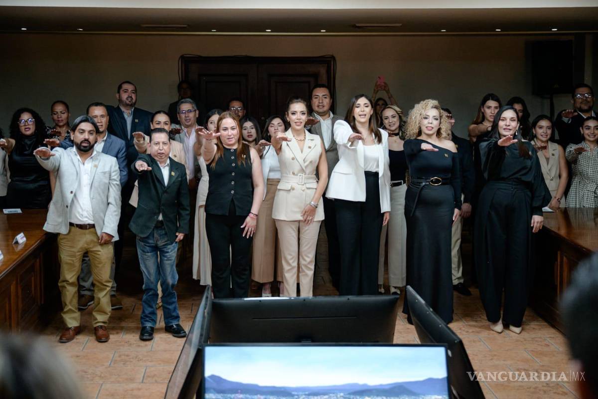$!La nueva mesa directiva rindió protesta para el periodo correspondiente, encabezada por Elsa Daniela Ortiz Martínez como presidenta.