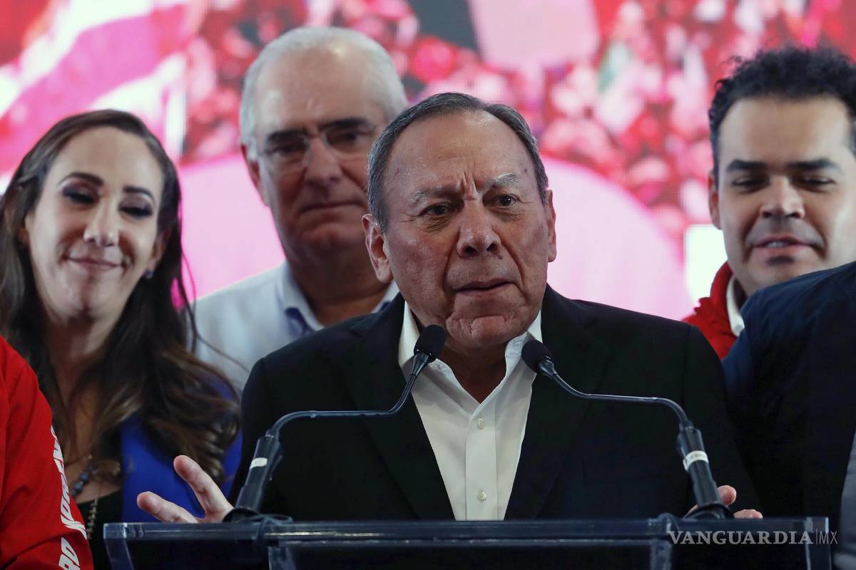 $!El líder nacional del Partido de la Revolución Democrática (PRD), Jesús Zambrano, habla durante una rueda de prensa el pasado domingo en Ciudad de México.