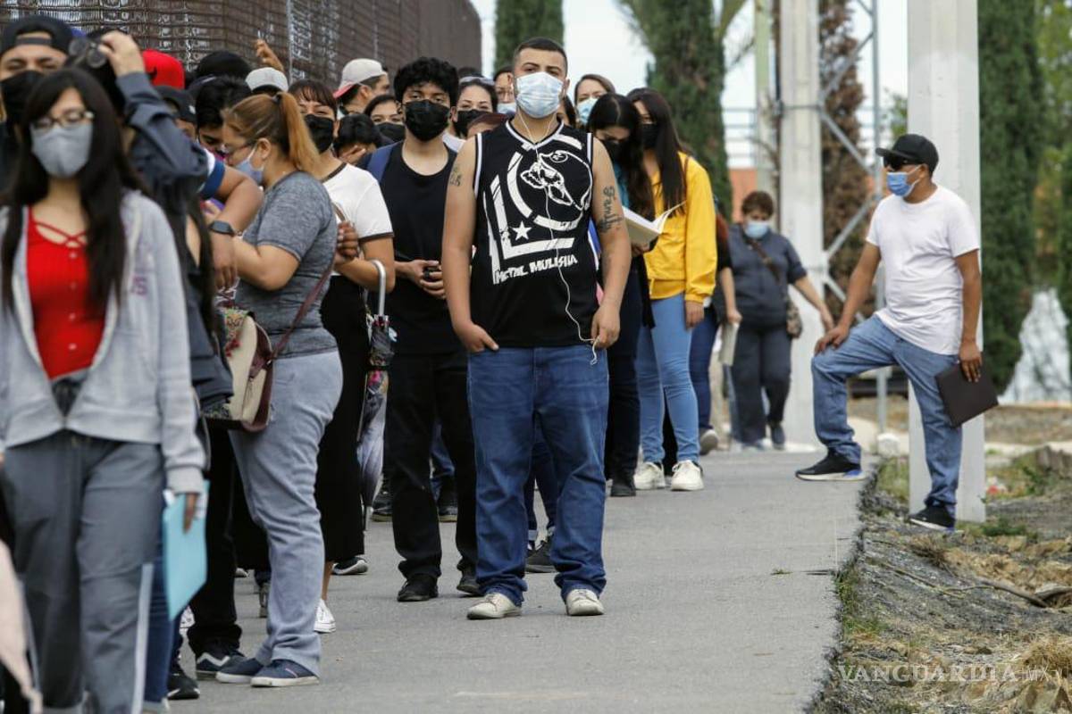 Jóvenes de 18-29 rodean el parque 'Las Maravillas' para vacunarse