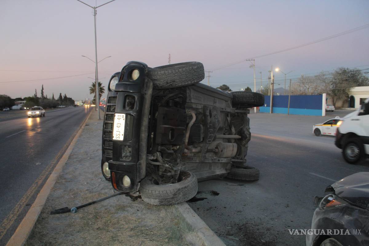 Chocan al sur de Saltillo y vuelcan