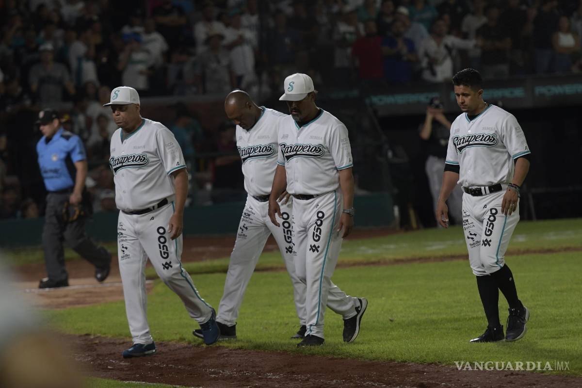 $!Los Saraperos salieron del terreno de juego con tristeza y decepción tras lo ocurrido.