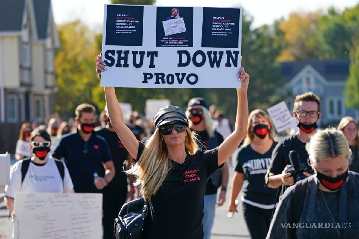 Paris Hilton exige que se cierre una escuela en Utah donde sufrió maltratos