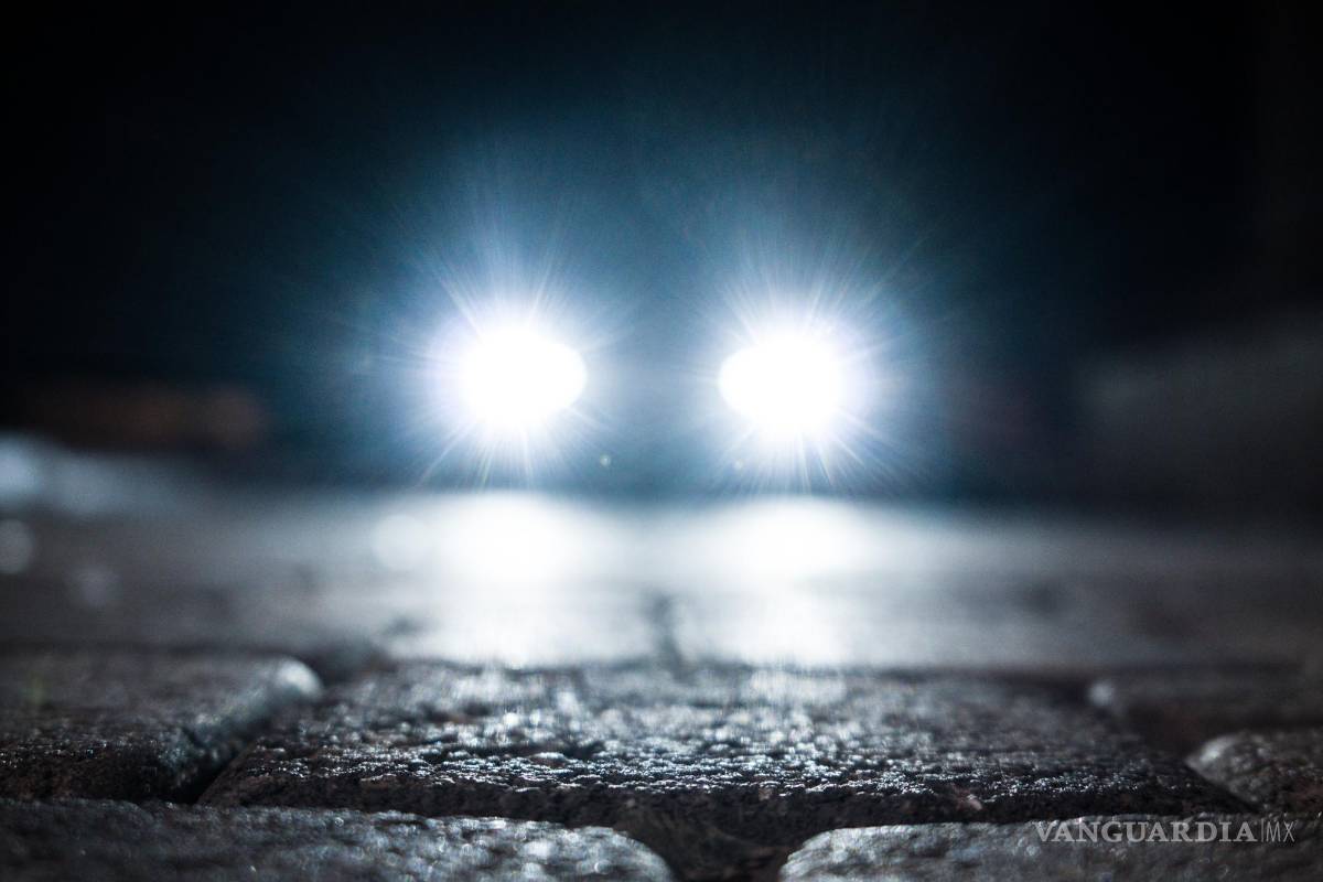 $!El pavimento mojado, la neblina y luces altas pueden provocar reflejos.