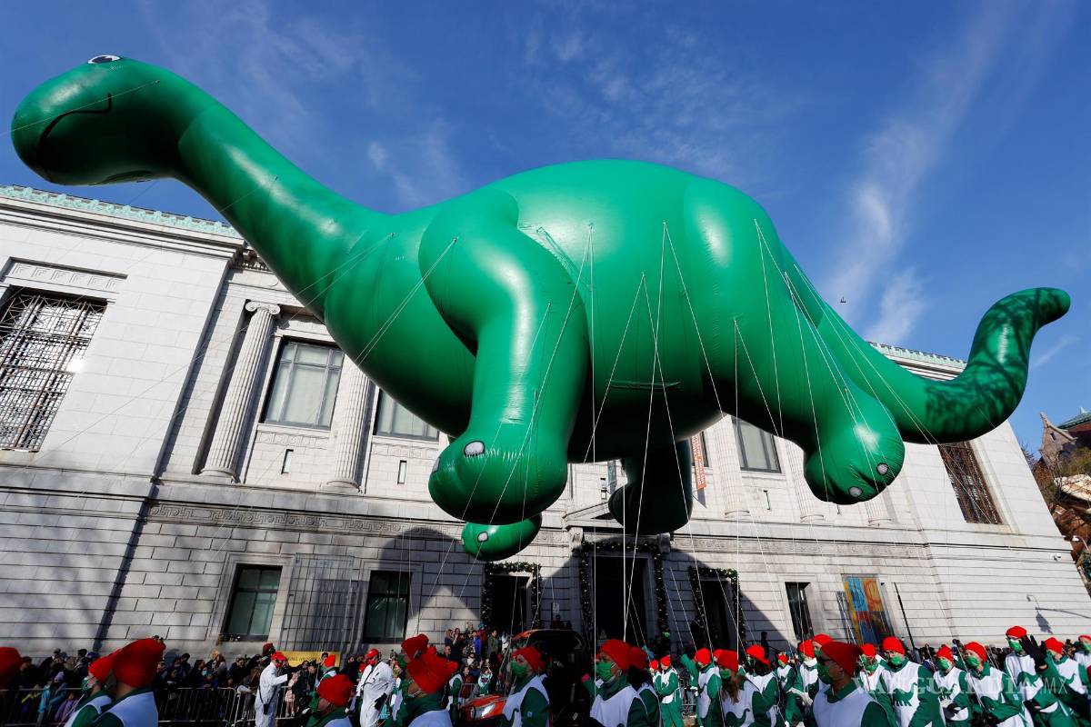 $!El dinosaurio Sinclair’s flota por Central Park West durante elDesfile Anual del Día de Acción de Gracias de Macy’s en Nueva York. EFE/EPA/Jason Szenes