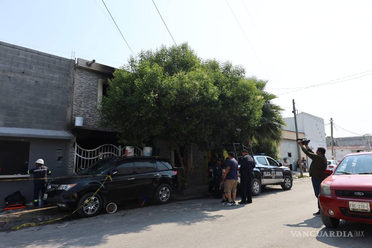 $!Cinta de precaución rodea la casa siniestrada mientras peritos continúan las investigaciones.