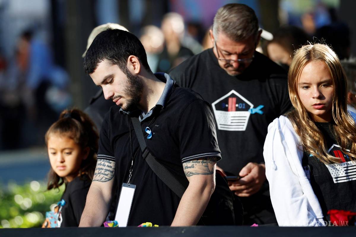 $!La gente visita el Memorial del 11 de septiembre en el vigésimo aniversario de los ataques del 11 de septiembre en Manhattan, Ciudad de Nueva York. EFE/EPA/Mike Segar