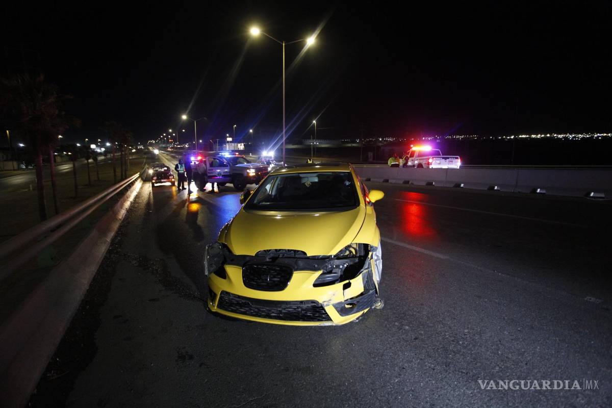 Conductor en presunto estado de ebriedad choca contra ‘ballenas’ del puente de la colonia Zaragoza e impacta camioneta
