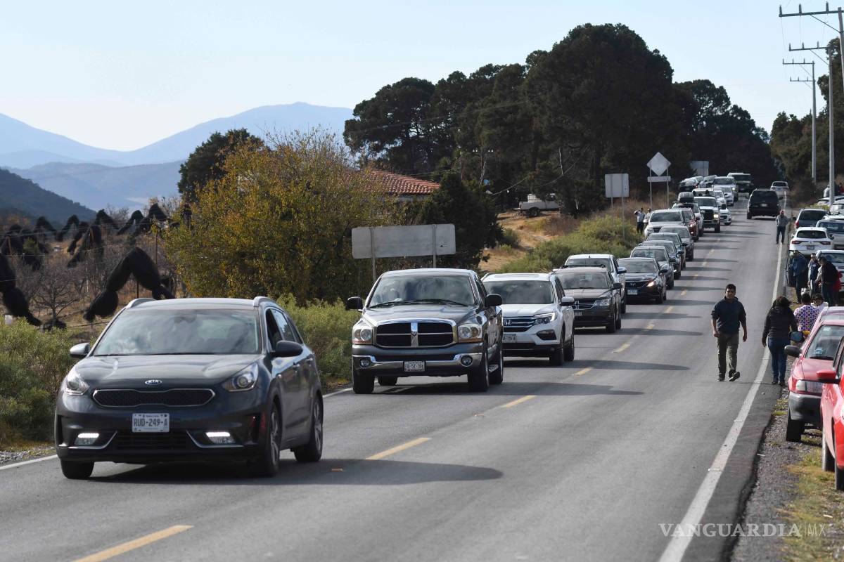 $!Paseantes abarrotan Sierra de Arteaga; hielo impide su paso