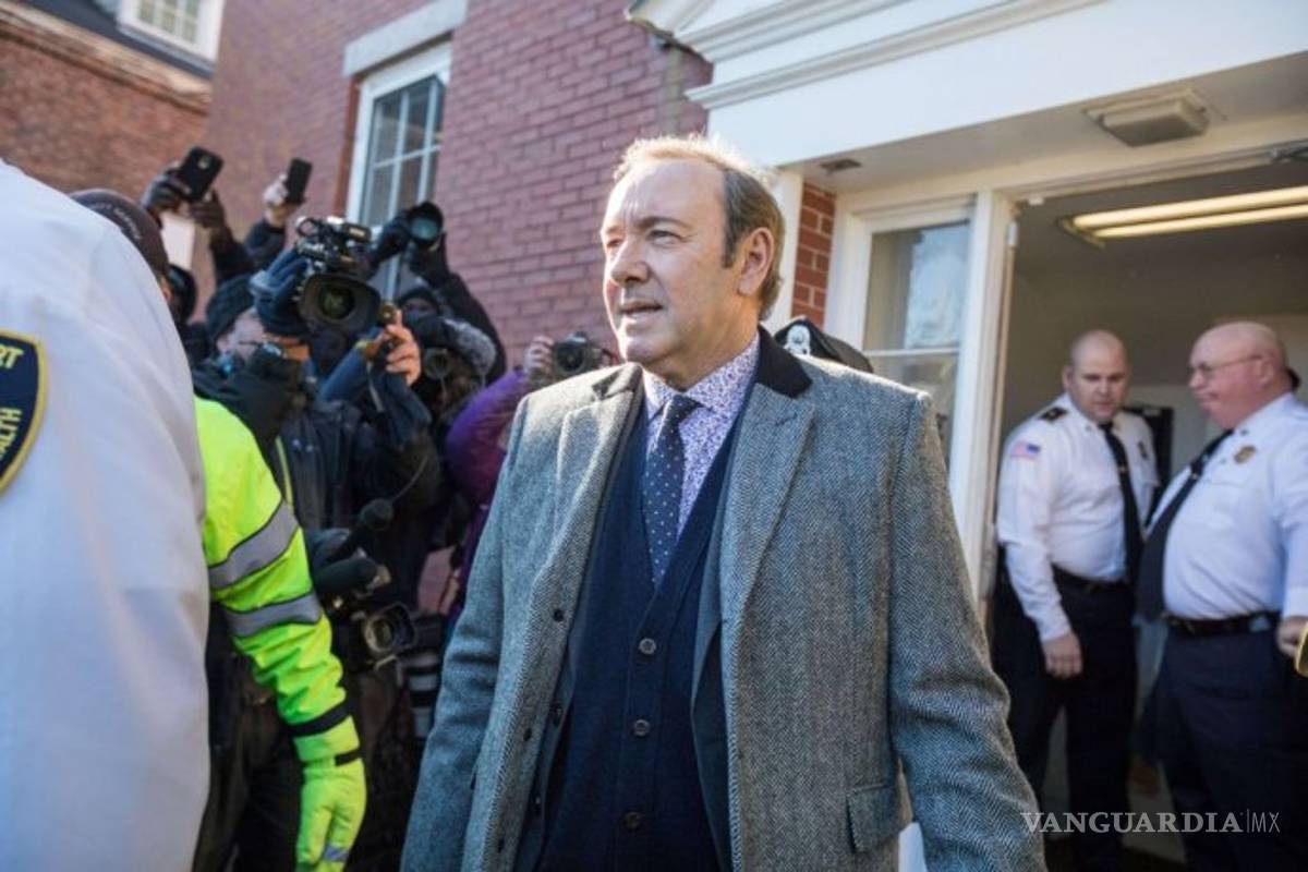 $!Kevin Spacey fue violado por su padre nazi, revela su hermano