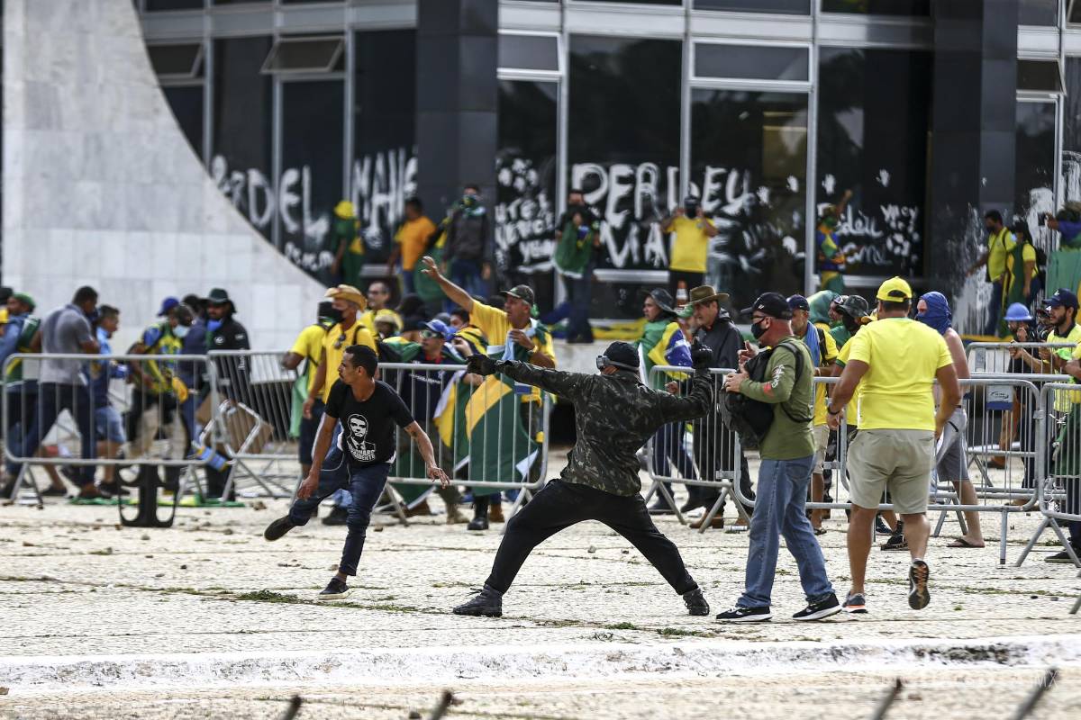$!Seguidores de Jair Bolsonaro invadieron el Palacio de Planalto, sede del Ejecutivo, y la Corte Suprema, tras haber irrumpido antes en el Congreso Nacional.
