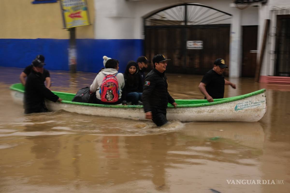 AMLO vuela de emergencia a Tabasco; ‘la vamos a librar y a salir del problema’