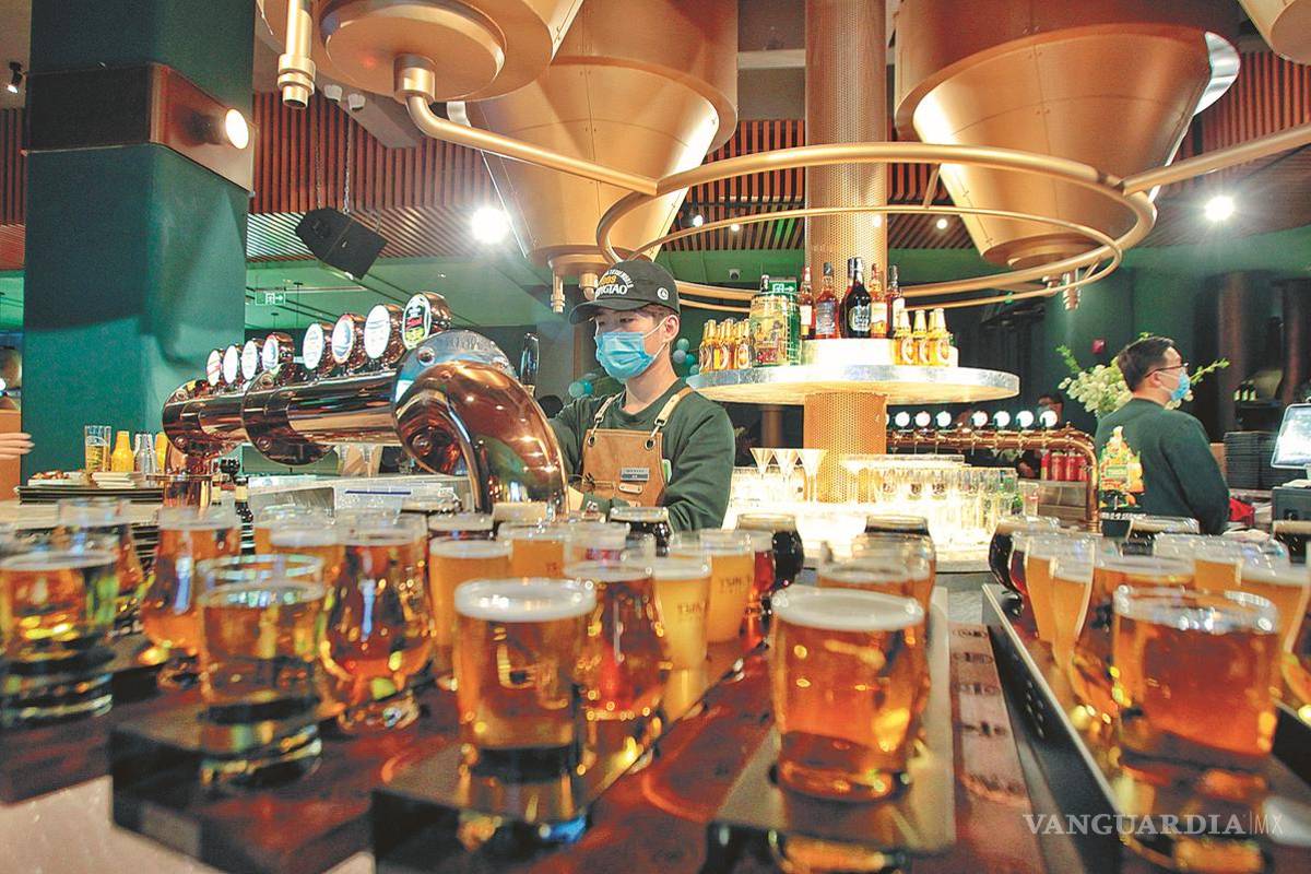 VIDEO: captan a empleado de cervecera china orinando en barrica y ya investigan el caso