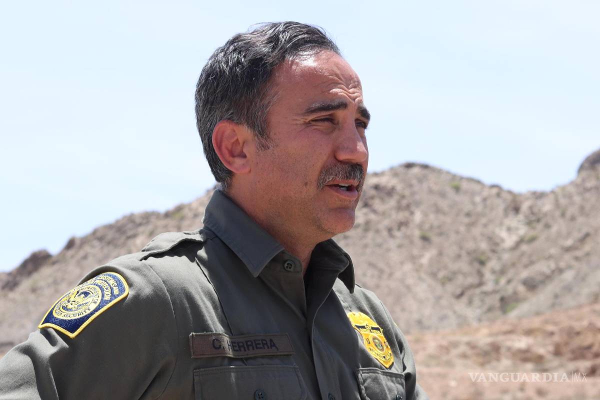 $!El agente de la patrulla Fronteriza del sector de El Paso, Claudio Herrera cerca al muro fronterizo en Sunland Park.