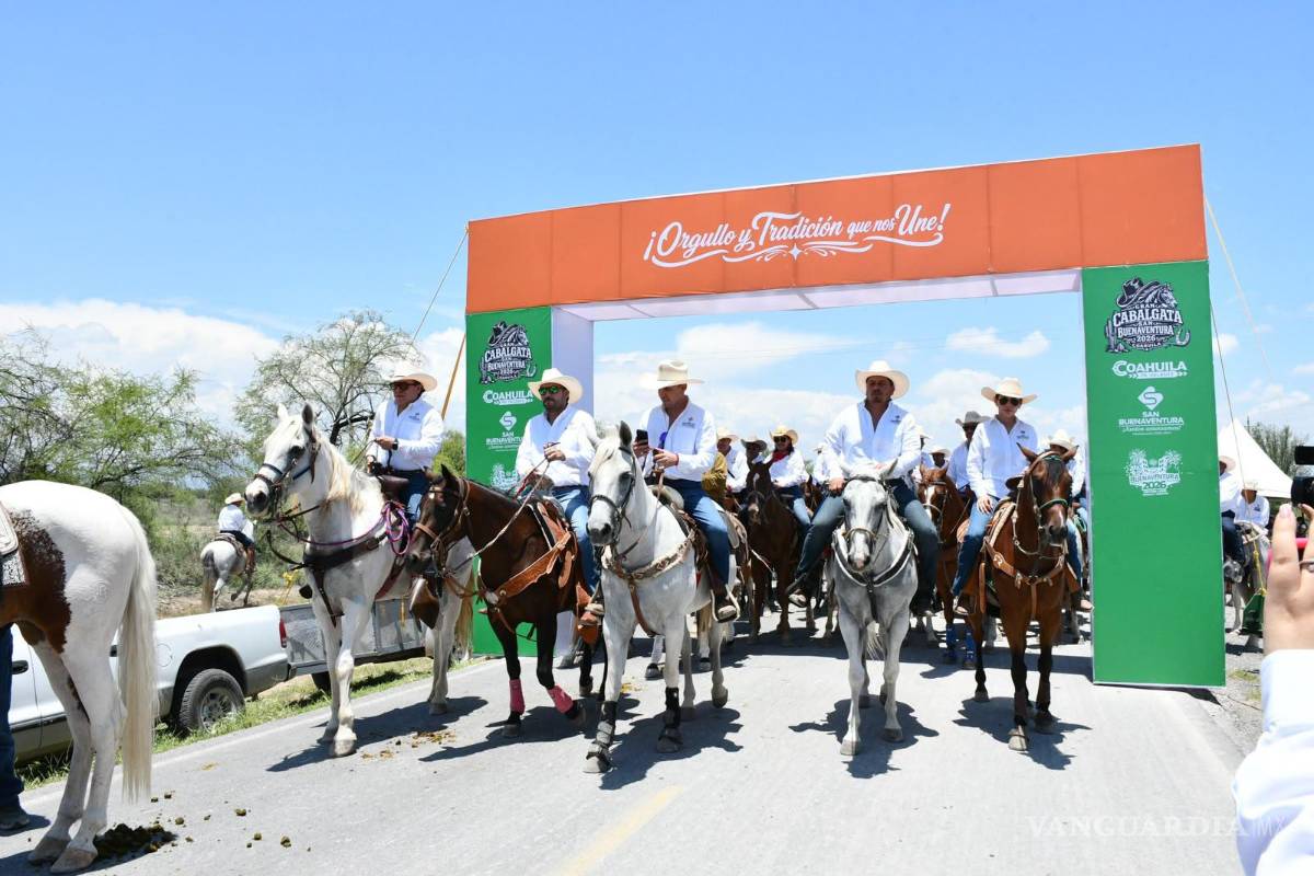 $!Miles de jinetes recorrieron las principales calles de San Buenaventura durante la tradicional cabalgata, considerada la más norteña de Coahuila.