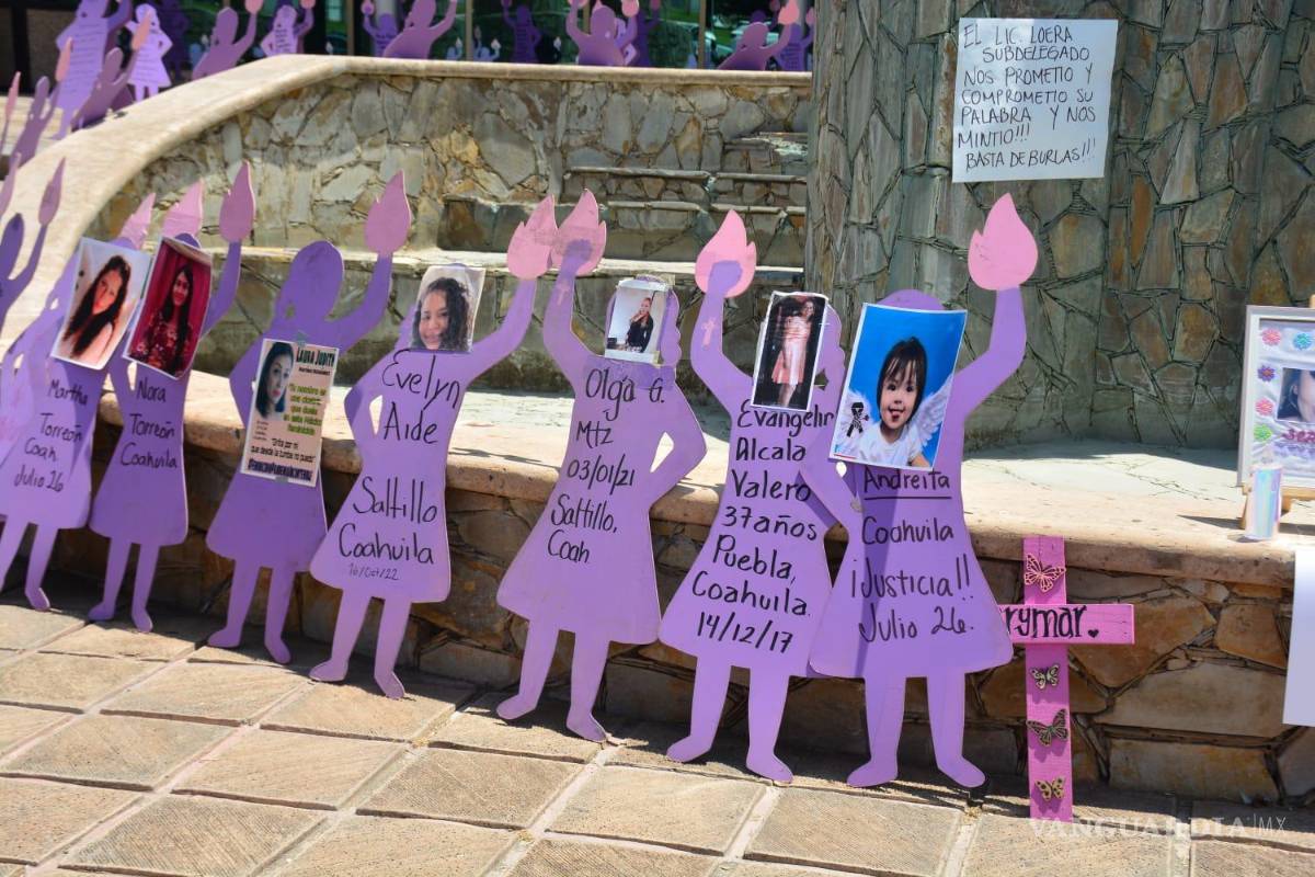 $!Las asistentes colocaron los nombres de las víctimas como un acto de memoria y exigencia de justicia frente a la Fiscalía.