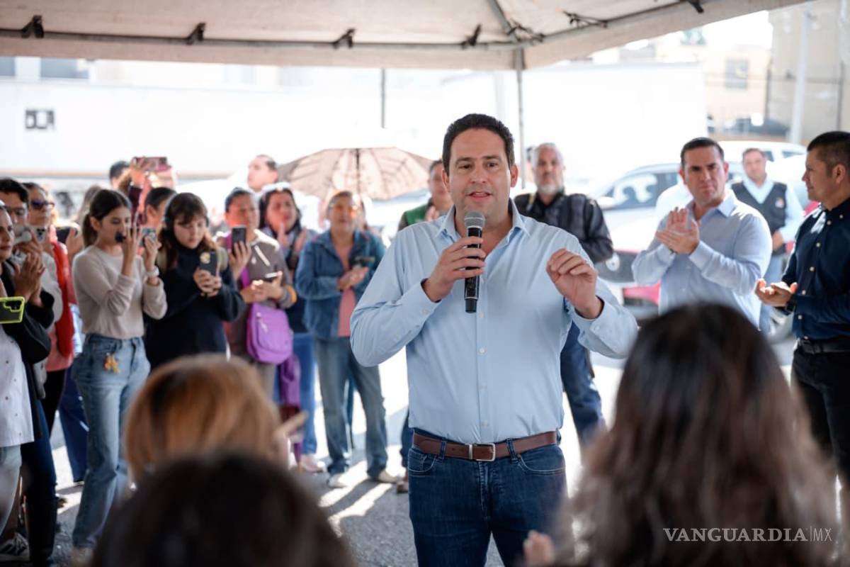 $!El alcalde informó que los trabajos de semaforización incluirán también pintura de pasos peatonales, delimitación de carriles y señalización de camellones.