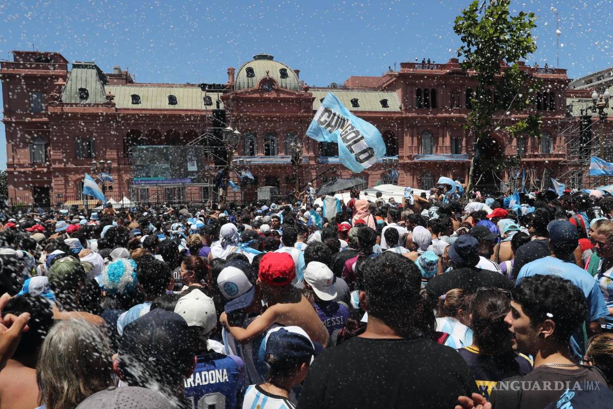 $!Hinchas de Argentina celebran la victoria de la selección argentina en el Mundial de Qatar 202, afuera la Casa Rosada en Buenos Aires, Argentina.