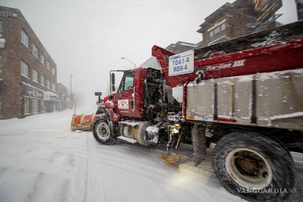 $!Un camión retira nieve de una calle este domingo, en Toronto. Canadá registró algunas de las temperaturas más bajas de su historia debido al vórtice polar.
