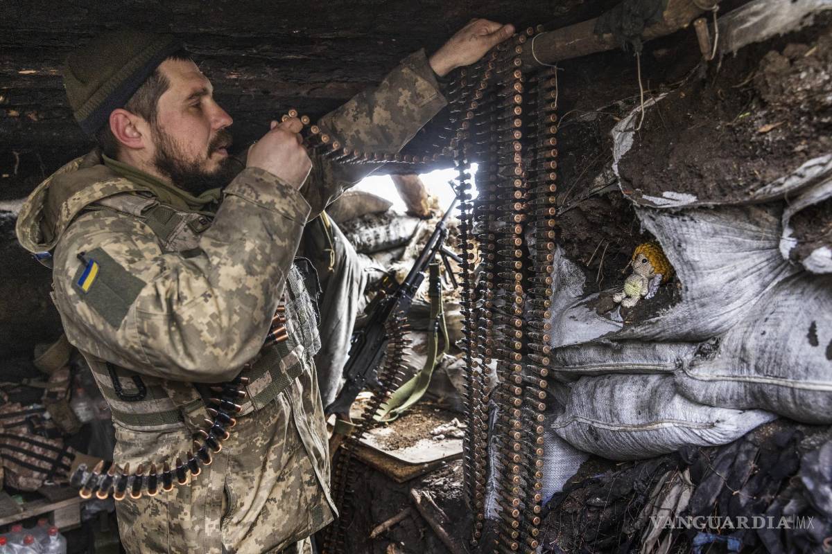 $!Un soldado de la Brigada de Defensa Territorial 110 de Ucrania establece su posición de ametralladora pesada en una trinchera subterránea.