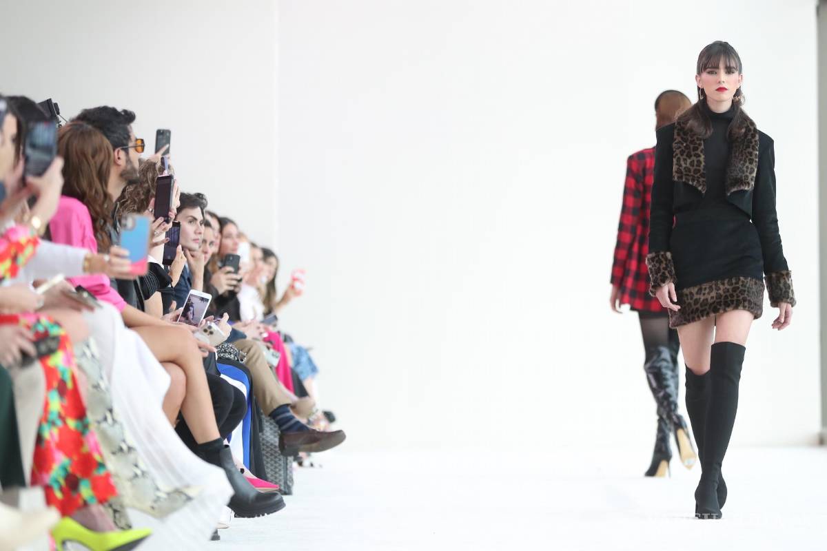 $!Una modelo luce creaciones de la diseñadora mexicana Vero Díaz en el segundo día de actividades del Mercedes-Benz Fashion Week, en Ciudad de México.