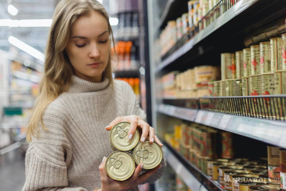 $!Mujer comprando alimentos enlatados en el 'super'.