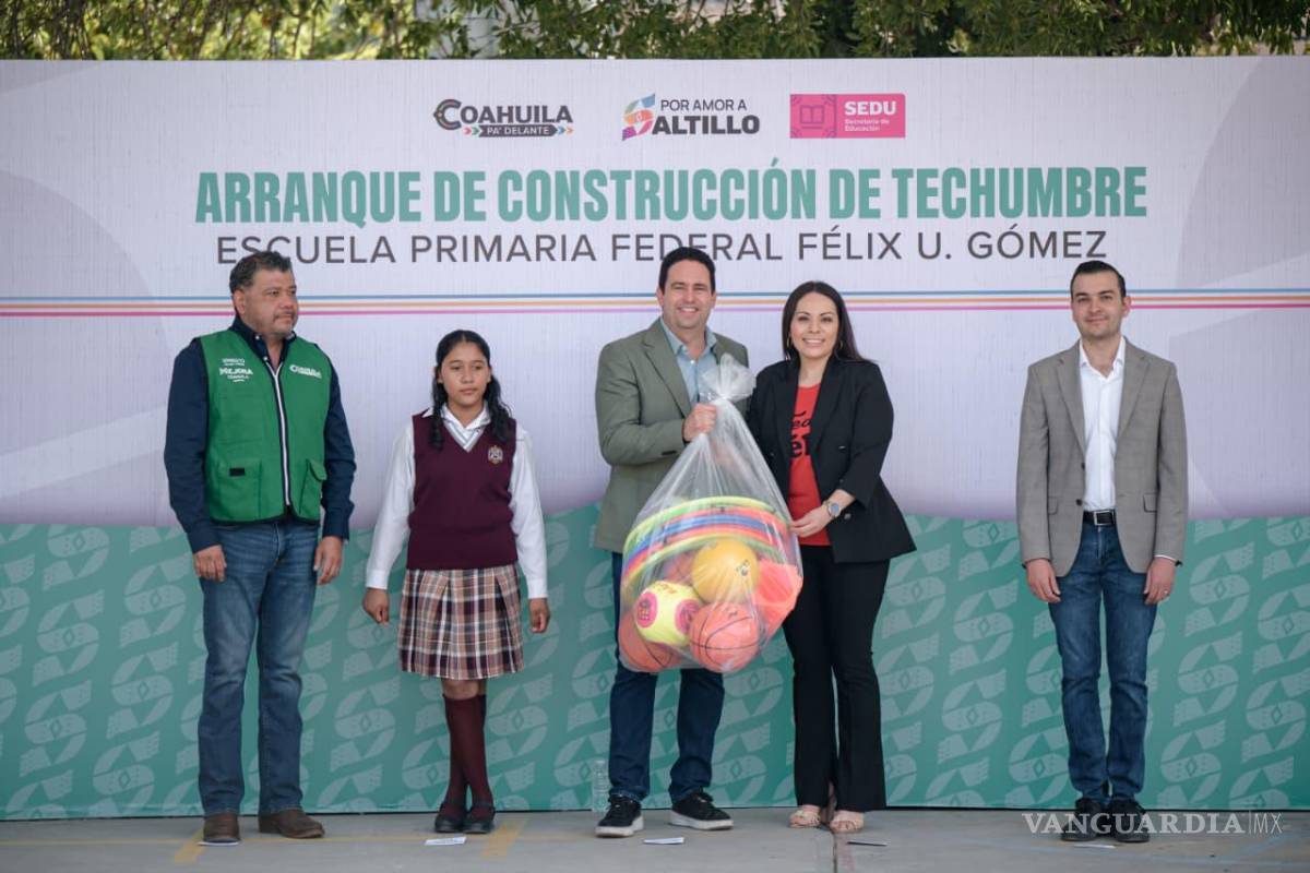 $!El alcalde de Saltillo entregó de manera simbólica material deportivo y administrativo a la comunidad escolar durante el inicio de la construcción de la techumbre en la colonia La Herradura III.