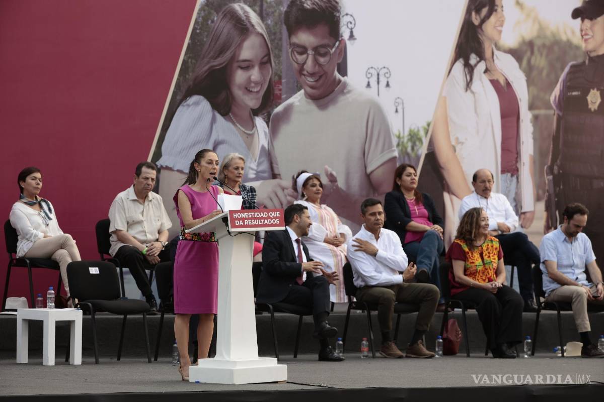 $!La jefa de Gobierno de la Ciudad de México Claudia Sheinbaum, junto a los miembros de su gabinete.