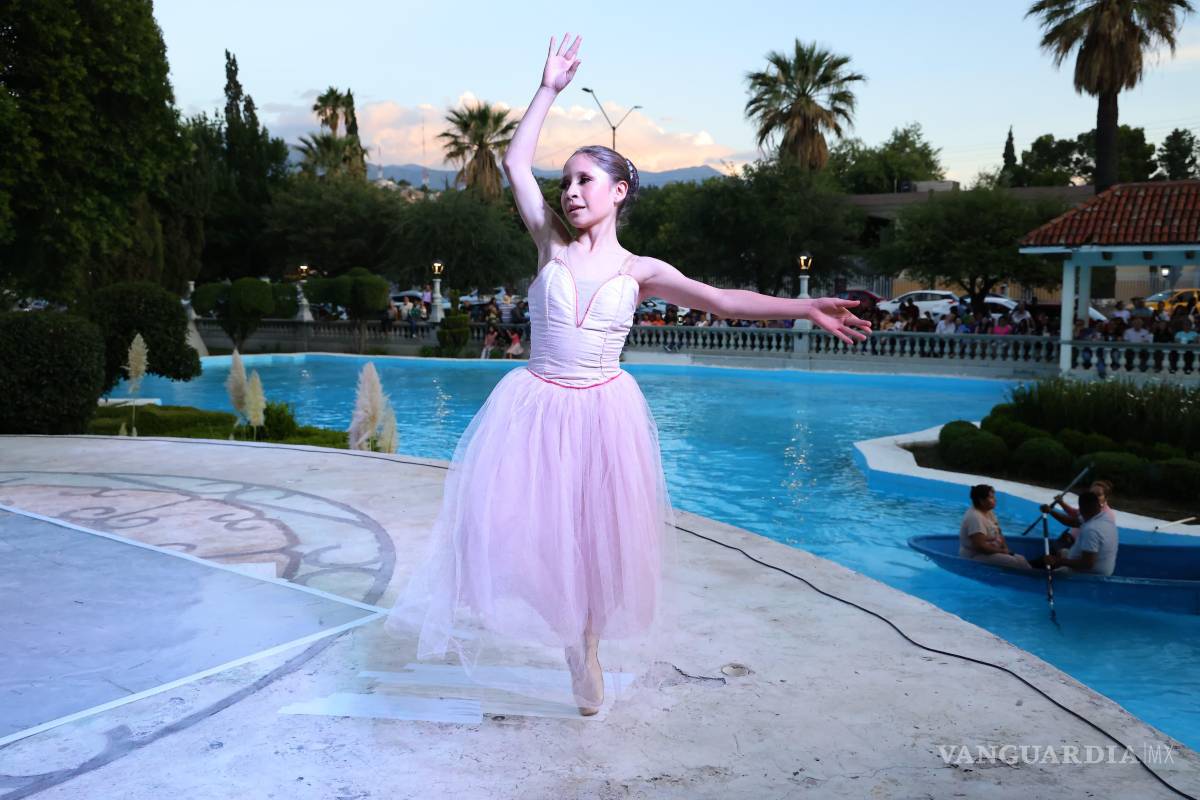 $!La danza clásica llena de movimiento el lago de la Alameda en la FINA Saltillo