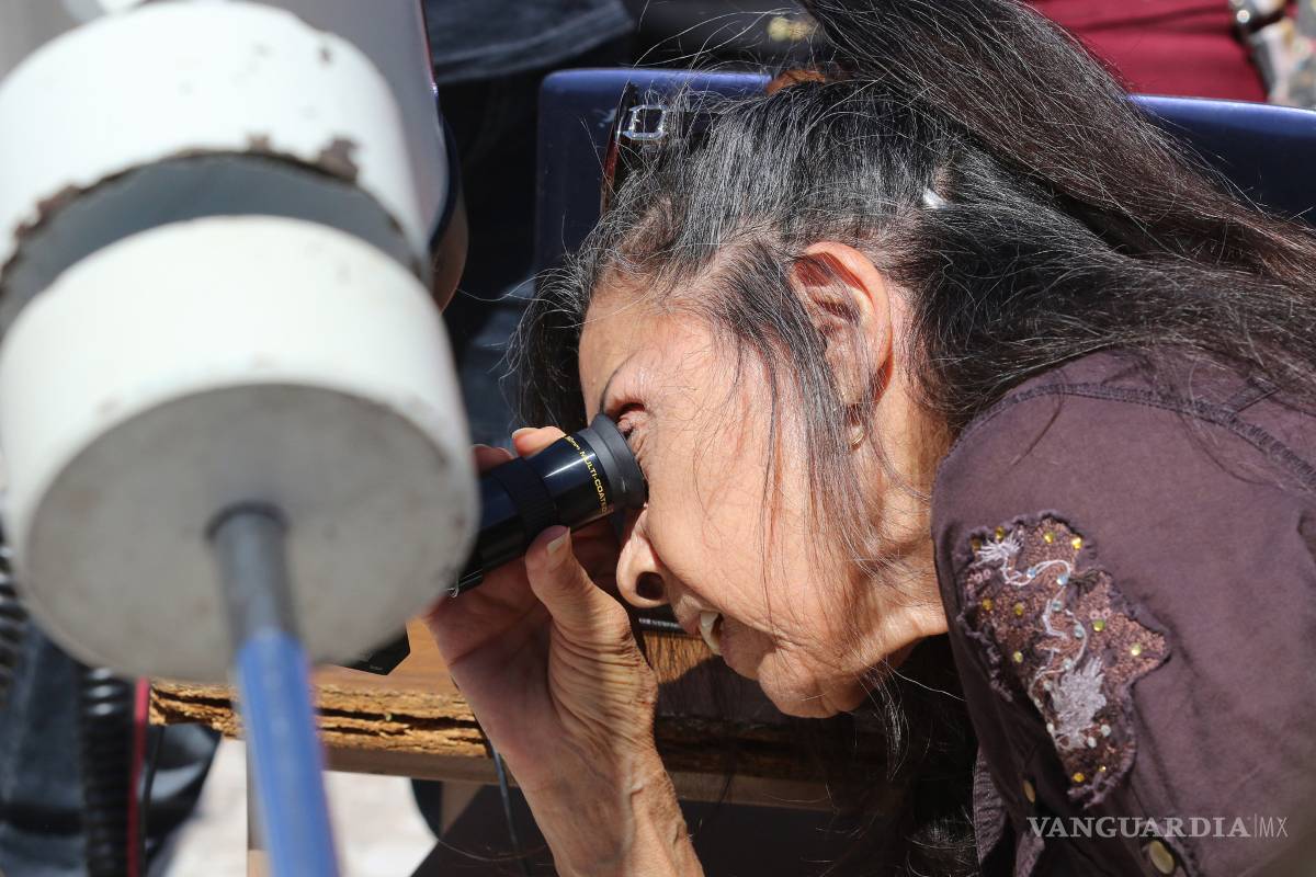 $!¡Hacen su agosto! Estudiantes venden y rentan protectores para ver el eclipse en la UAdeC