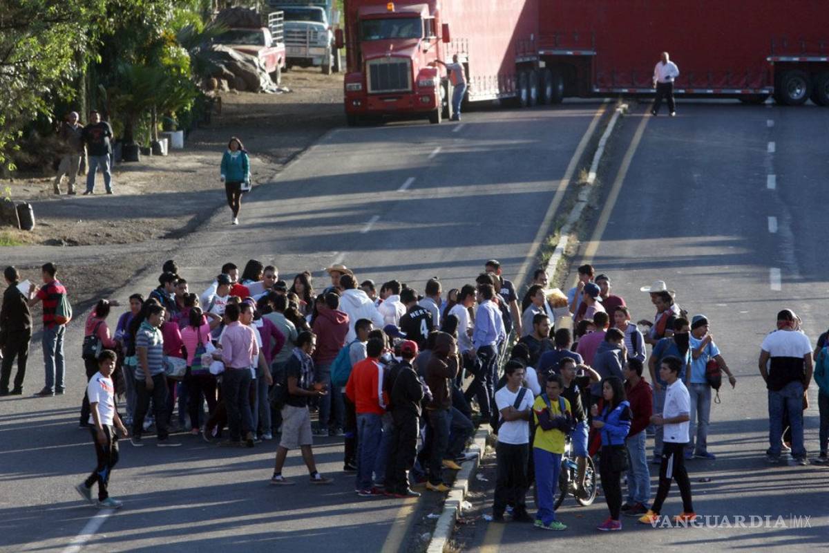 Detienen a 38 normalistas tras choque con policías en Michoacán