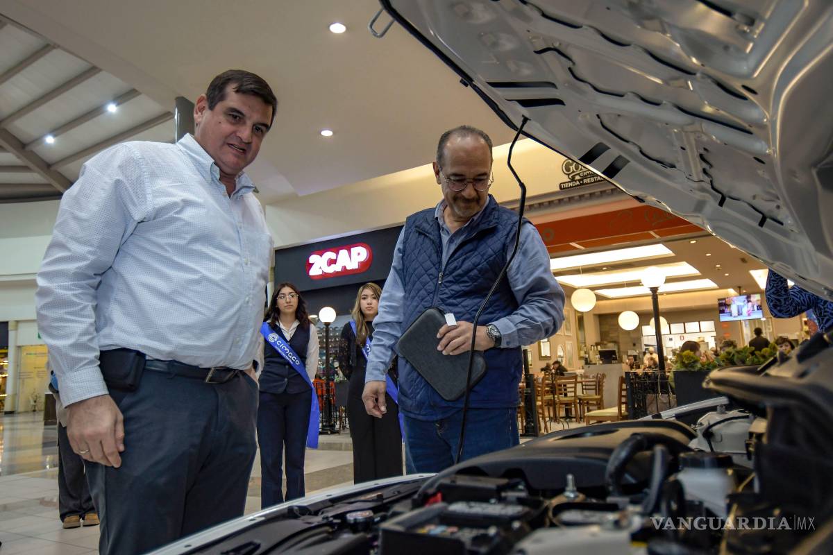 $!El director general de Cimaco, Alfredo Murra Farrús, realizó la entrega del vehículo. FOTO: OMAR SAUCEDO