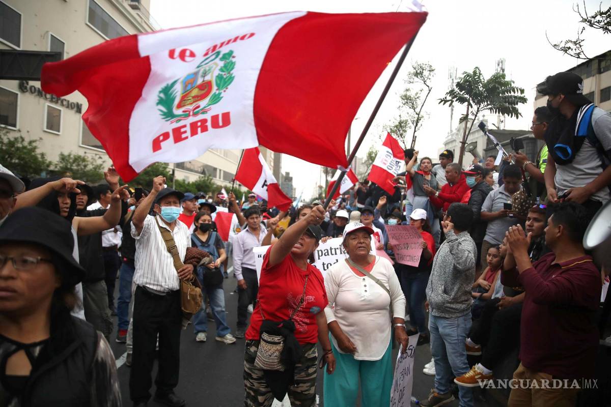 $!Cientos de manifestantes a favor de Pedro Castillo y en contra del Congreso se manifiestan en las calles del centro en Lima, Perú.