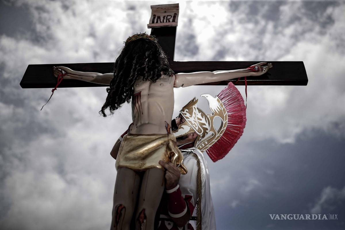 $!Creyentes participan en la procesión del Vía Crucis en la comunidad de Llano Grande de Cartago al este de San José (Costa Rica).