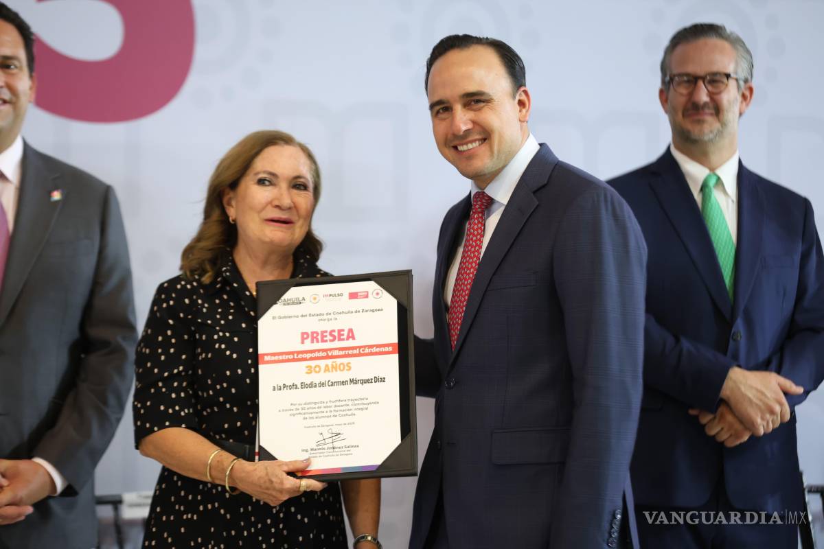 $!Docentes con más de 20, 30 y hasta 40 años de trayectoria fueron homenajeados por su compromiso con la educación pública y la transformación social.