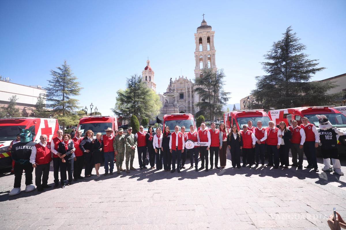 $!Durante el evento se realizó la entrega simbólica de cinco ambulancias destinadas a reforzar la atención en distintos municipios del estado.