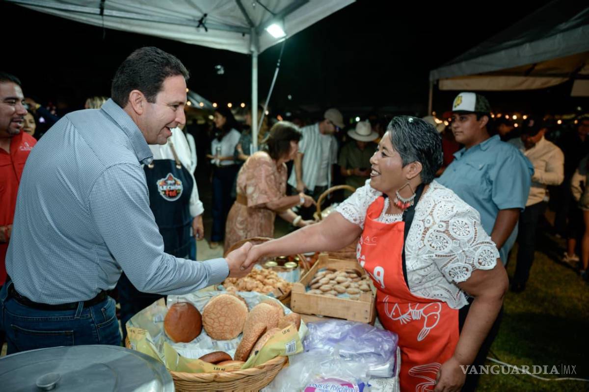 $!Los asistentes disfrutaron de las paellas preparadas por los distintos equipos participantes en el festival.