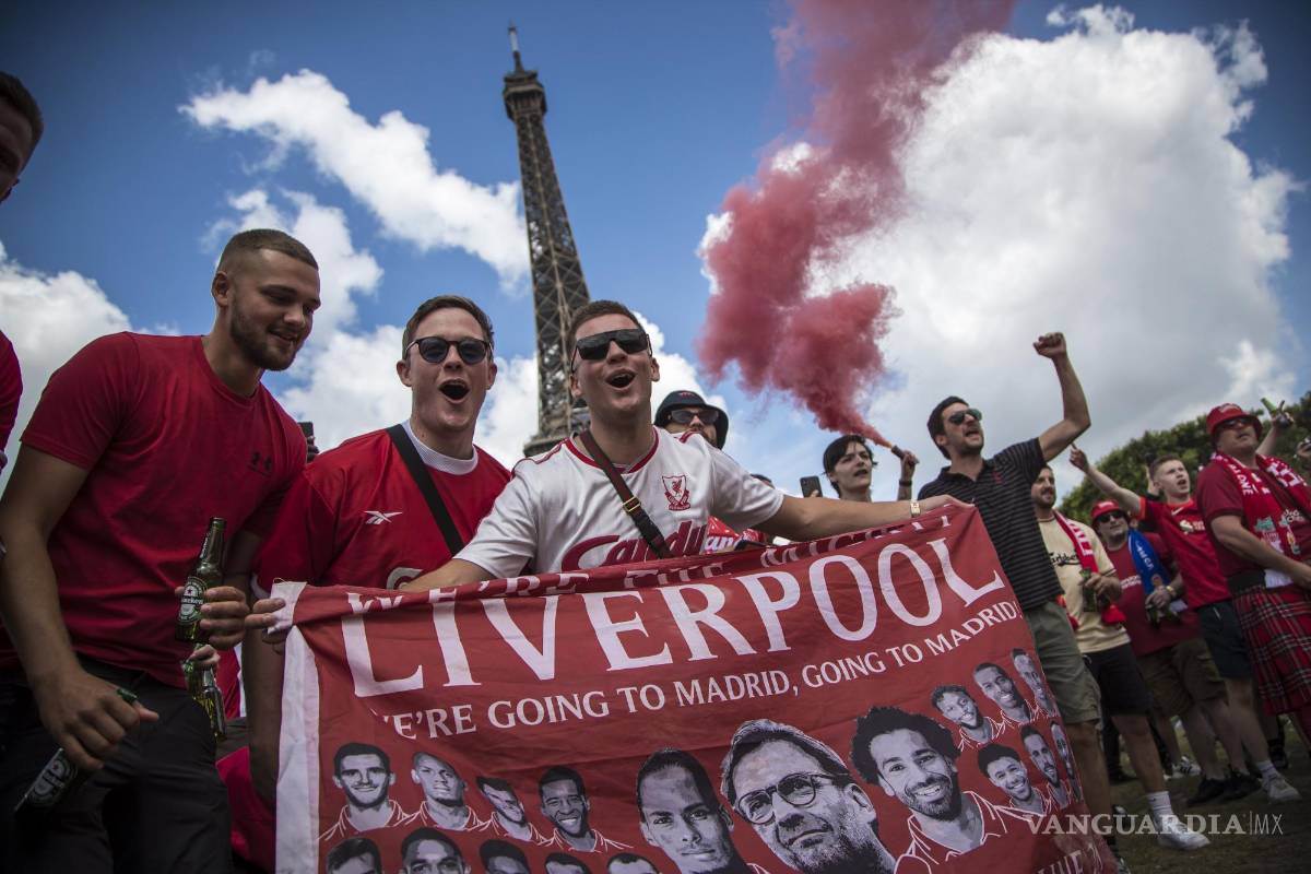 $!Los fanáticos del Liverpool animan a su equipo mientras se reúnen cerca de la Torre Eiffelantes de la final de la Liga de Campeones de la UEFA en París, Francia.