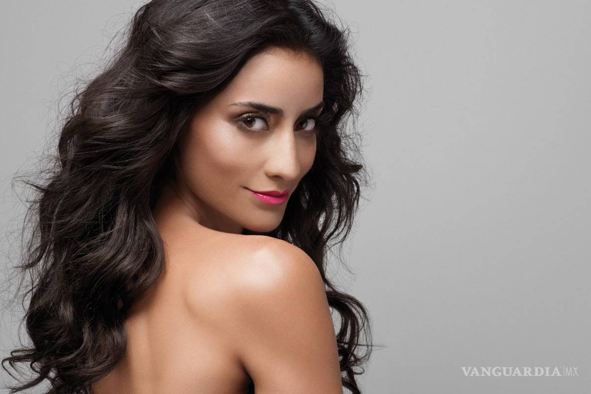 Paola Núñez presume su romance con Pierce Brosnan en serie de Estados Unidos