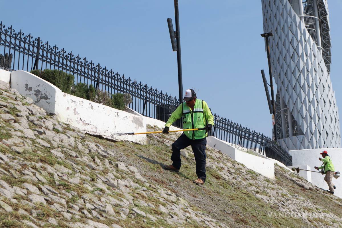 $!Brigadas municipales realizaron labores de limpieza y deshierbe en el Parque Mirador Saltillo, uno de los espacios emblemáticos al aire libre de la capital.