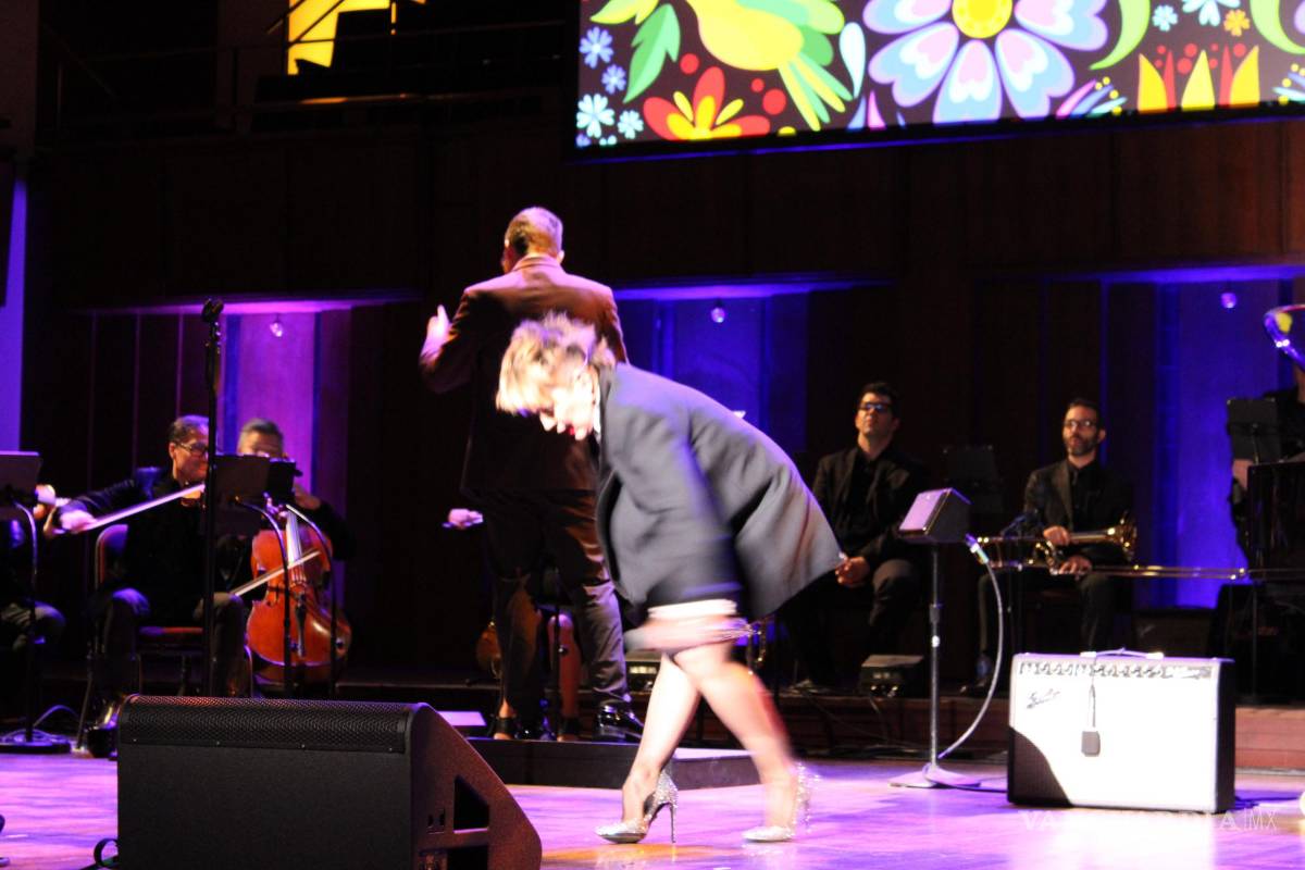 $!La cantante mexicana Alejandra Guzmán tambalea antes de caer al suelo durante su actuación en la gala de la Herencia Hispana de Estados Unidos.