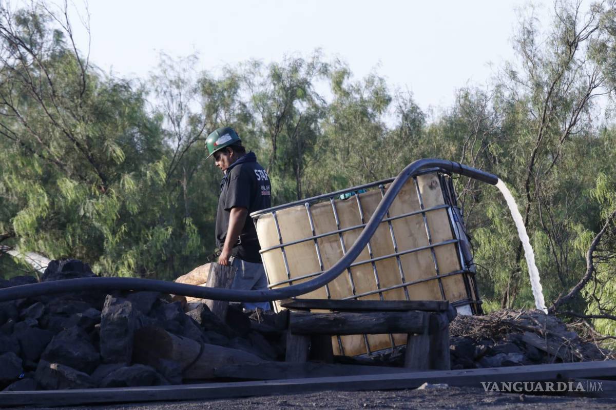 $!Labores de extracción de agua en pozo carbonero, Agujita, Sabinas.