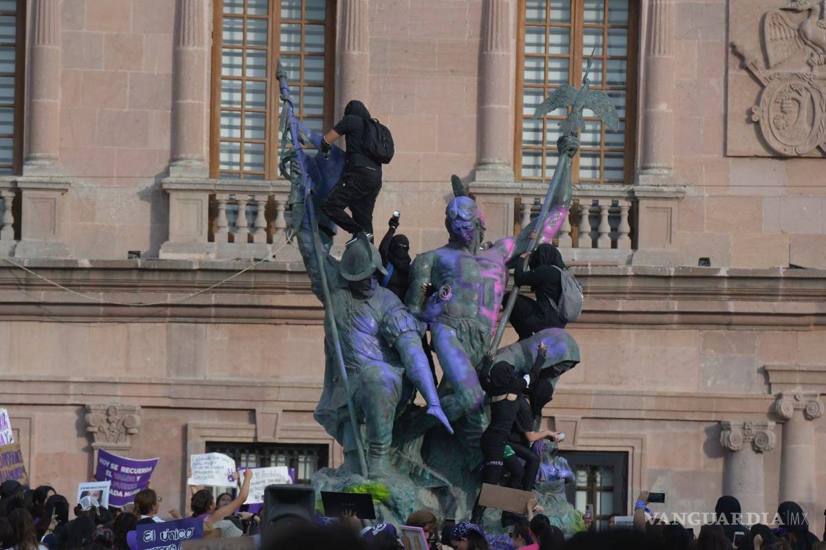 $!El monumento de la Plaza Nueva Tlaxcala conoció las consignas feministas.
