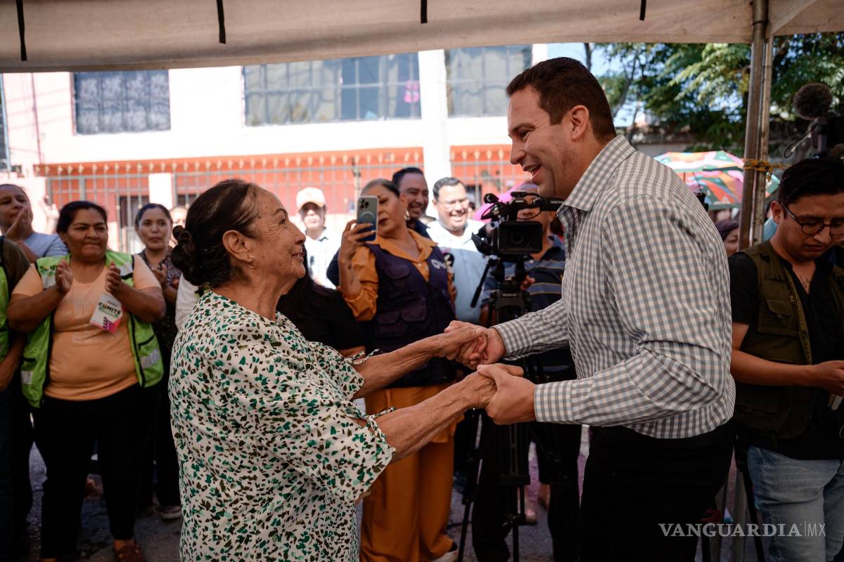 $!El alcalde de Saltillo, Javier Díaz González, inició trabajos de repavimentación con concreto hidráulico en la avenida Del Rosal de la colonia Valle de las Flores Popular.