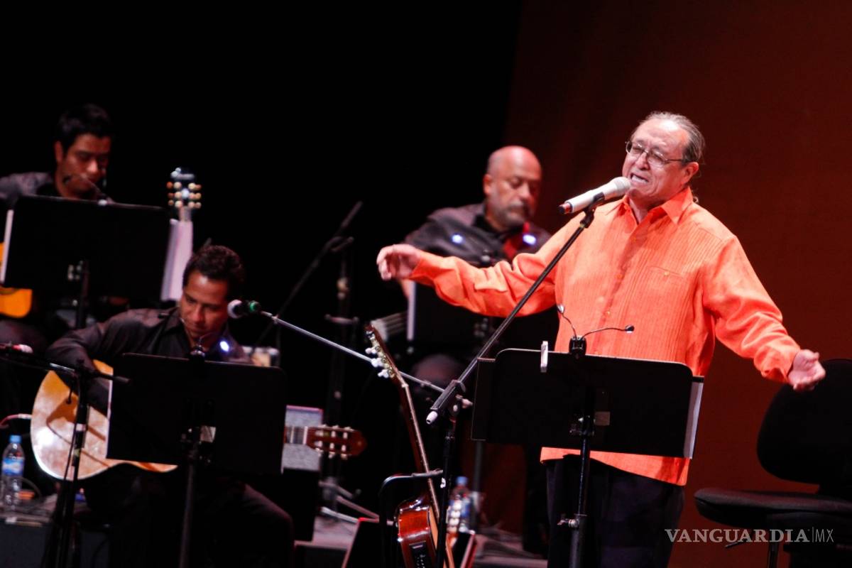Gabino Palomares recopila en libro "Cien canciones de amor y patria"