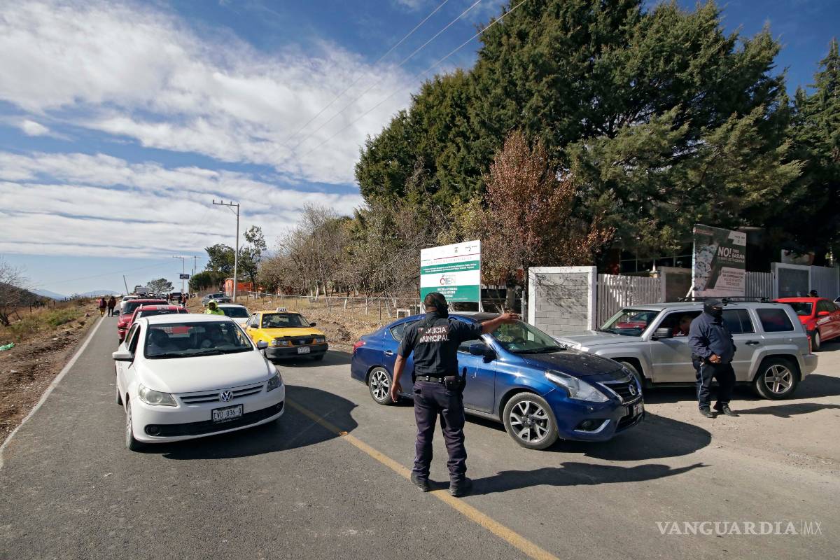 $!Paseantes abarrotan Sierra de Arteaga; hielo impide su paso