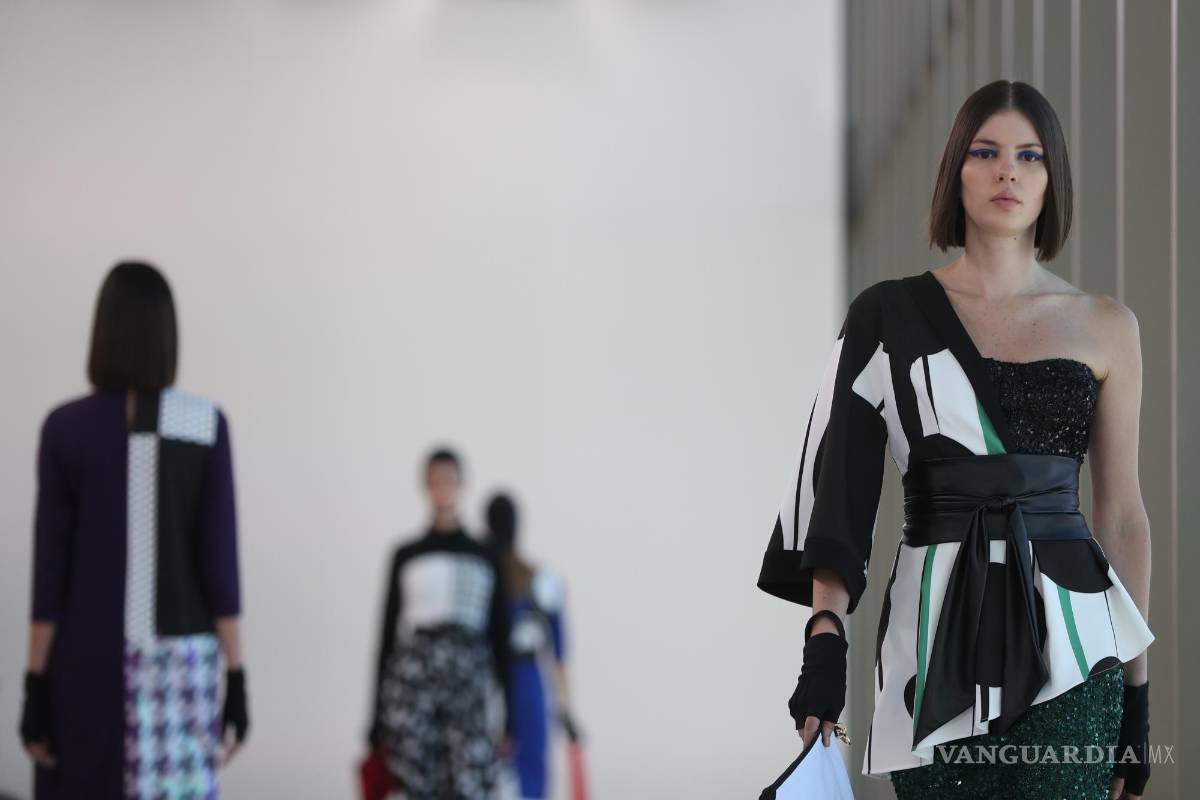 $!Modelos luces las creaciones del diseñador mexicano Benito Santos en el tercer día de actividades del Mercedes-Benz Fashion Week, en Ciudad de México.