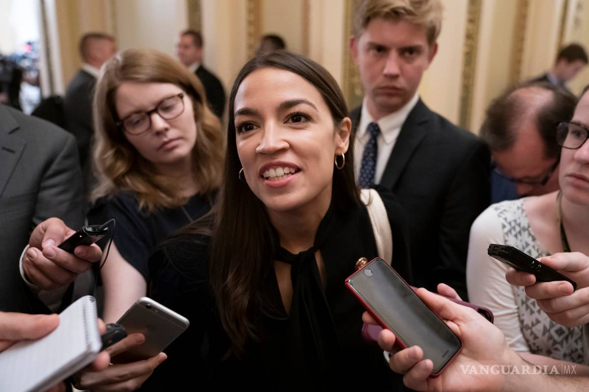 Un oficial de policía incita a dispararle a la congresista Alexandria Ocasio-Cortez