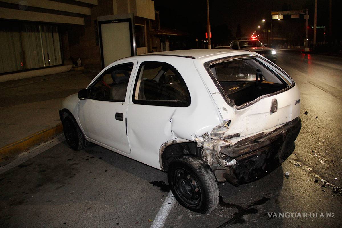 $!Se queda dormido y choca carro estacionado en Saltillo